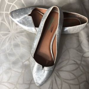 Silver flats with notch cut out. Sz 8.5